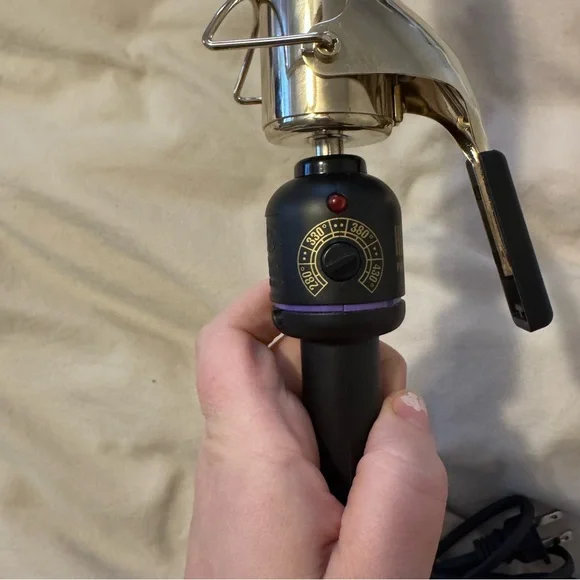 Hot tools 1.5” curling iron like new - Picture 3 of 4